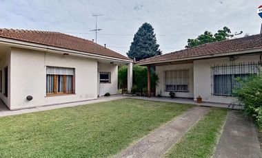 VENTA CASAS FCIO VARELA CENTRO CON PILETA