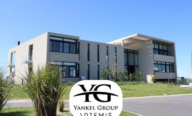 IMPONENTE CASA DE 950M2 CONSTRUIDOS SOBRE LOTE DE 2.000M2 CON SALIDA A LAGUNA EN PUERTOS
