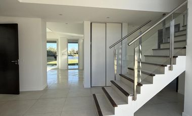 Casa en alquiler en barrio San Isidro Labrador, Tigre