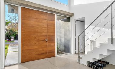 Casa en venta y alquiler en El Encuentro.  Moderna y canchera