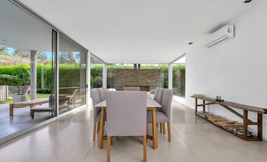 Casa en venta y alquiler en El Encuentro.  Moderna y canchera