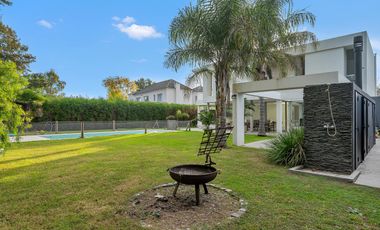 Casa en venta y alquiler en El Encuentro.  Moderna y canchera