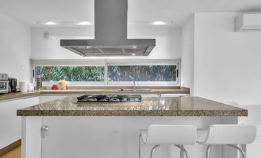 Casa en venta y alquiler en El Encuentro.  Moderna y canchera