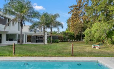 Casa en venta y alquiler en El Encuentro.  Moderna y canchera