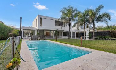 Casa en venta y alquiler en El Encuentro.  Moderna y canchera