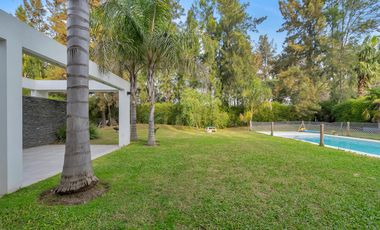 Casa en venta y alquiler en El Encuentro.  Moderna y canchera