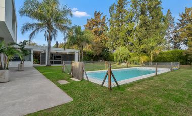 Casa en venta y alquiler en El Encuentro.  Moderna y canchera