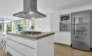 Casa en venta y alquiler en El Encuentro.  Moderna y canchera