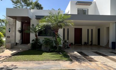 Renta Casa Amueblada con paneles solares Yucatán Country Club