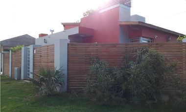 Hermoso Chalet de Corte Moderno en Barrio Jardín de Peralta Ramos!