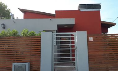 Hermoso Chalet de Corte Moderno en Barrio Jardín de Peralta Ramos!
