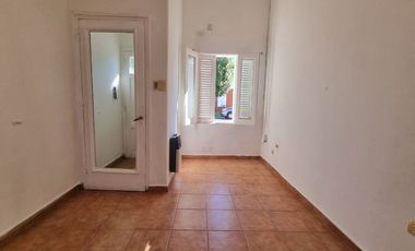 SE VENDE CASA DE 2 DORMITORIOS Y PATIO EN B. SUR