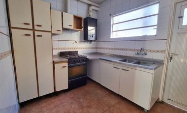 SE VENDE CASA DE 2 DORMITORIOS Y PATIO EN B. SUR