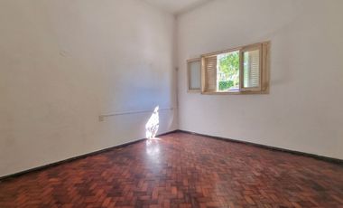 SE VENDE CASA DE 2 DORMITORIOS Y PATIO EN B. SUR