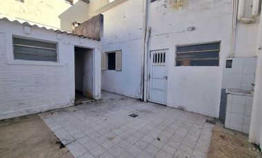 SE VENDE CASA DE 2 DORMITORIOS Y PATIO EN B. SUR