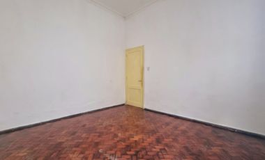 SE VENDE CASA DE 2 DORMITORIOS Y PATIO EN B. SUR