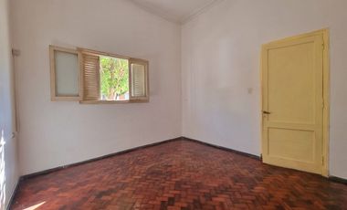 SE VENDE CASA DE 2 DORMITORIOS Y PATIO EN B. SUR