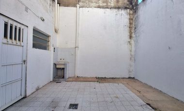 SE VENDE CASA DE 2 DORMITORIOS Y PATIO EN B. SUR