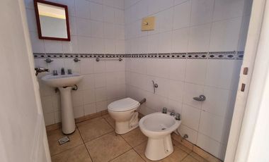 SE VENDE CASA DE 2 DORMITORIOS Y PATIO EN B. SUR