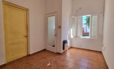 SE VENDE CASA DE 2 DORMITORIOS Y PATIO EN B. SUR