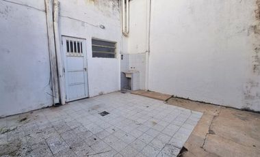 SE VENDE CASA DE 2 DORMITORIOS Y PATIO EN B. SUR