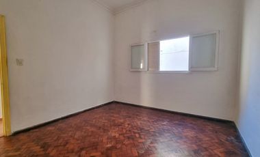 SE VENDE CASA DE 2 DORMITORIOS Y PATIO EN B. SUR