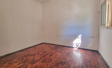 SE VENDE CASA DE 2 DORMITORIOS Y PATIO EN B. SUR