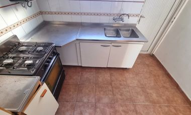 SE VENDE CASA DE 2 DORMITORIOS Y PATIO EN B. SUR