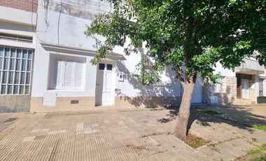 SE VENDE CASA DE 2 DORMITORIOS Y PATIO EN B. SUR