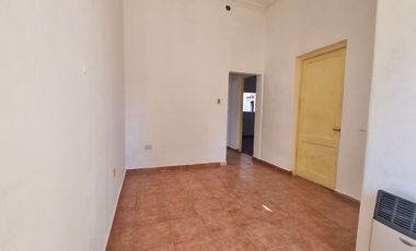 SE VENDE CASA DE 2 DORMITORIOS Y PATIO EN B. SUR
