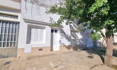 SE VENDE CASA DE 2 DORMITORIOS Y PATIO EN B. SUR