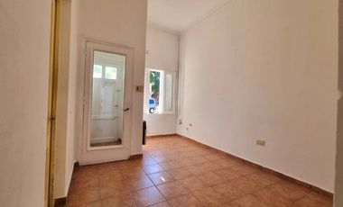 SE VENDE CASA DE 2 DORMITORIOS Y PATIO EN B. SUR