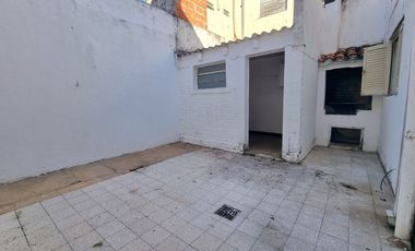 SE VENDE CASA DE 2 DORMITORIOS Y PATIO EN B. SUR