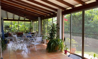 CASA CAMPESTRE RODEADA DE VERDE