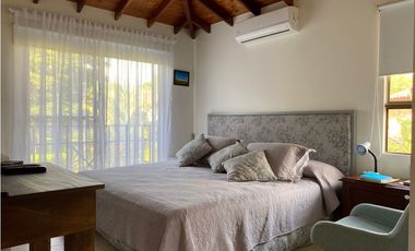 CASA CAMPESTRE RODEADA DE VERDE