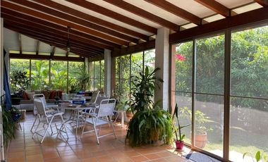 CASA CAMPESTRE RODEADA DE VERDE