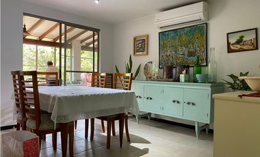 CASA CAMPESTRE RODEADA DE VERDE