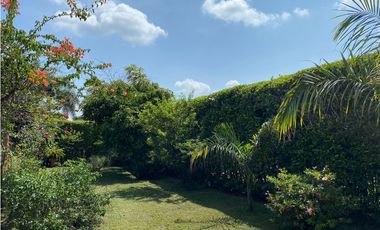 CASA CAMPESTRE RODEADA DE VERDE