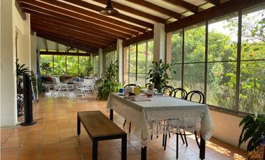 CASA CAMPESTRE RODEADA DE VERDE