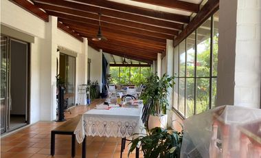 CASA CAMPESTRE RODEADA DE VERDE