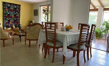CASA CAMPESTRE RODEADA DE VERDE