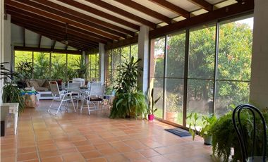 CASA CAMPESTRE RODEADA DE VERDE