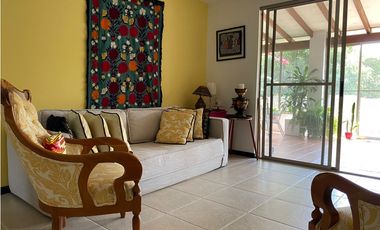 CASA CAMPESTRE RODEADA DE VERDE