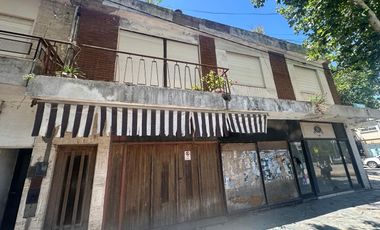 Venta de casa en esquina con cuatro locales en planta baja