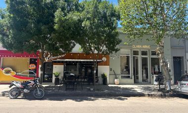 Venta de casa en esquina con cuatro locales en planta baja
