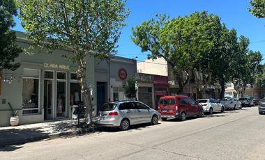 Venta de casa en esquina con cuatro locales en planta baja