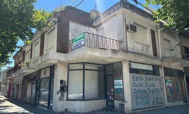 Venta de casa en esquina con cuatro locales en planta baja