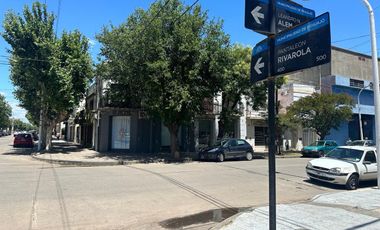 Venta de casa en esquina con cuatro locales en planta baja