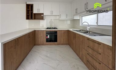 Casa en Venta al Sur de Manta 5 Dormitorios desde 176K Urb privada