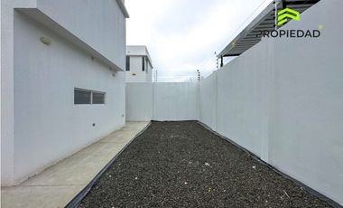 Casa en Venta al Sur de Manta 5 Dormitorios desde 176K Urb privada